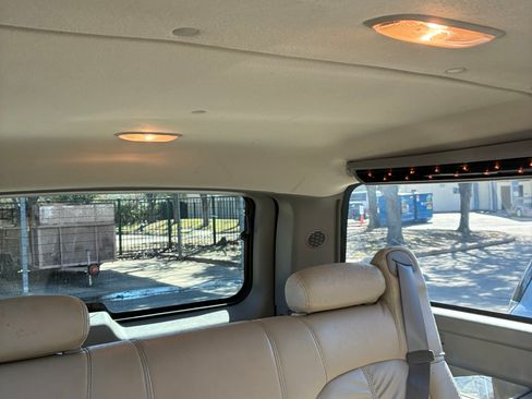 Used 2002 Chevrolet Suburban LT image 11