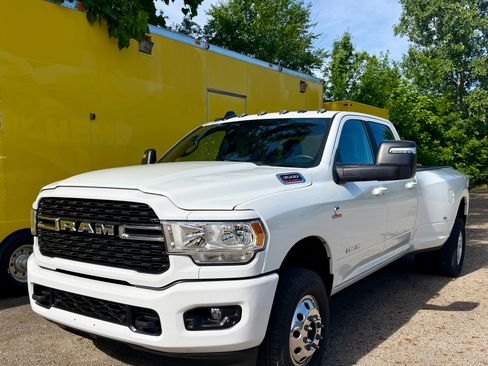 Used 2024 RAM 3500 Big Horn w/ Sport Appearance Package AWD/4WD image 8