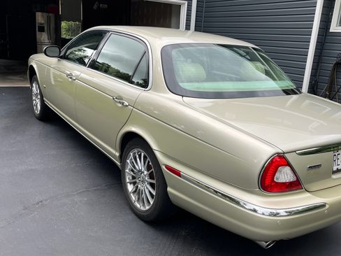 Used 2006 Jaguar XJ8 RWD image 2