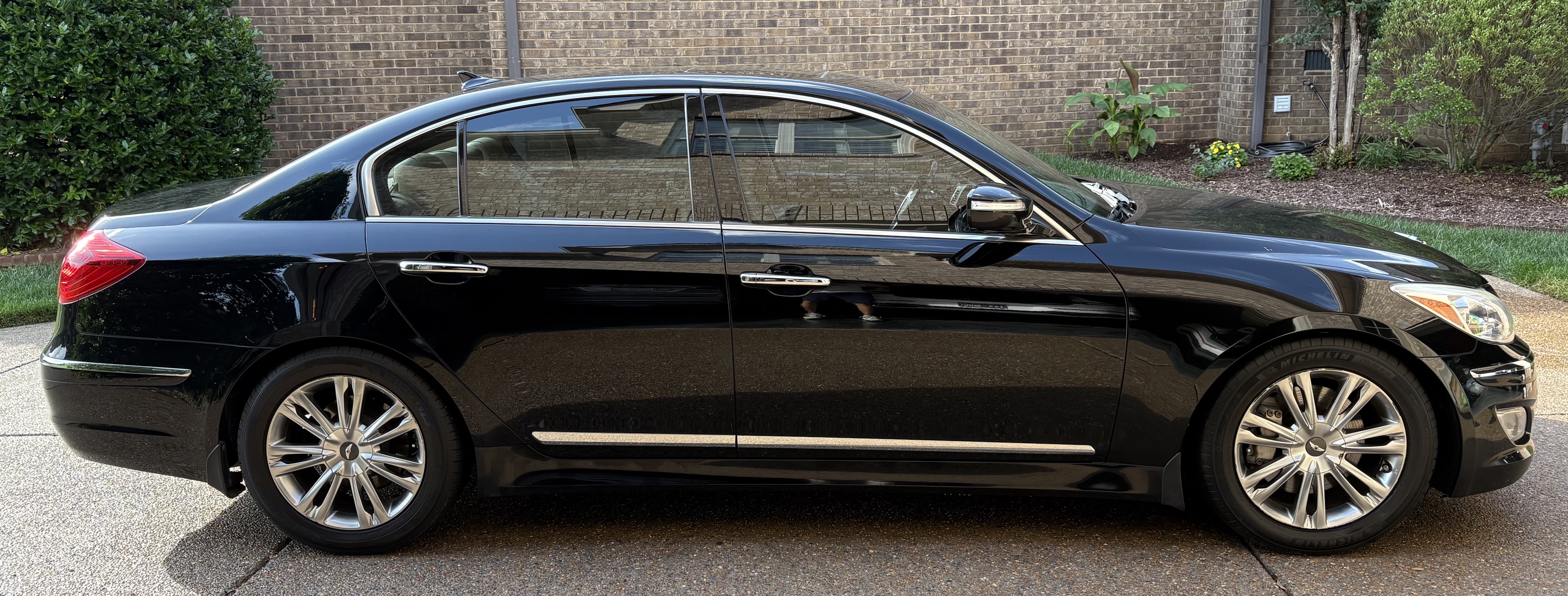 Used 2012 Hyundai Genesis 4.6 RWD image 1