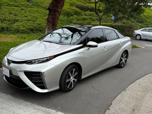 Used 2017 Toyota Mirai FWD image 1