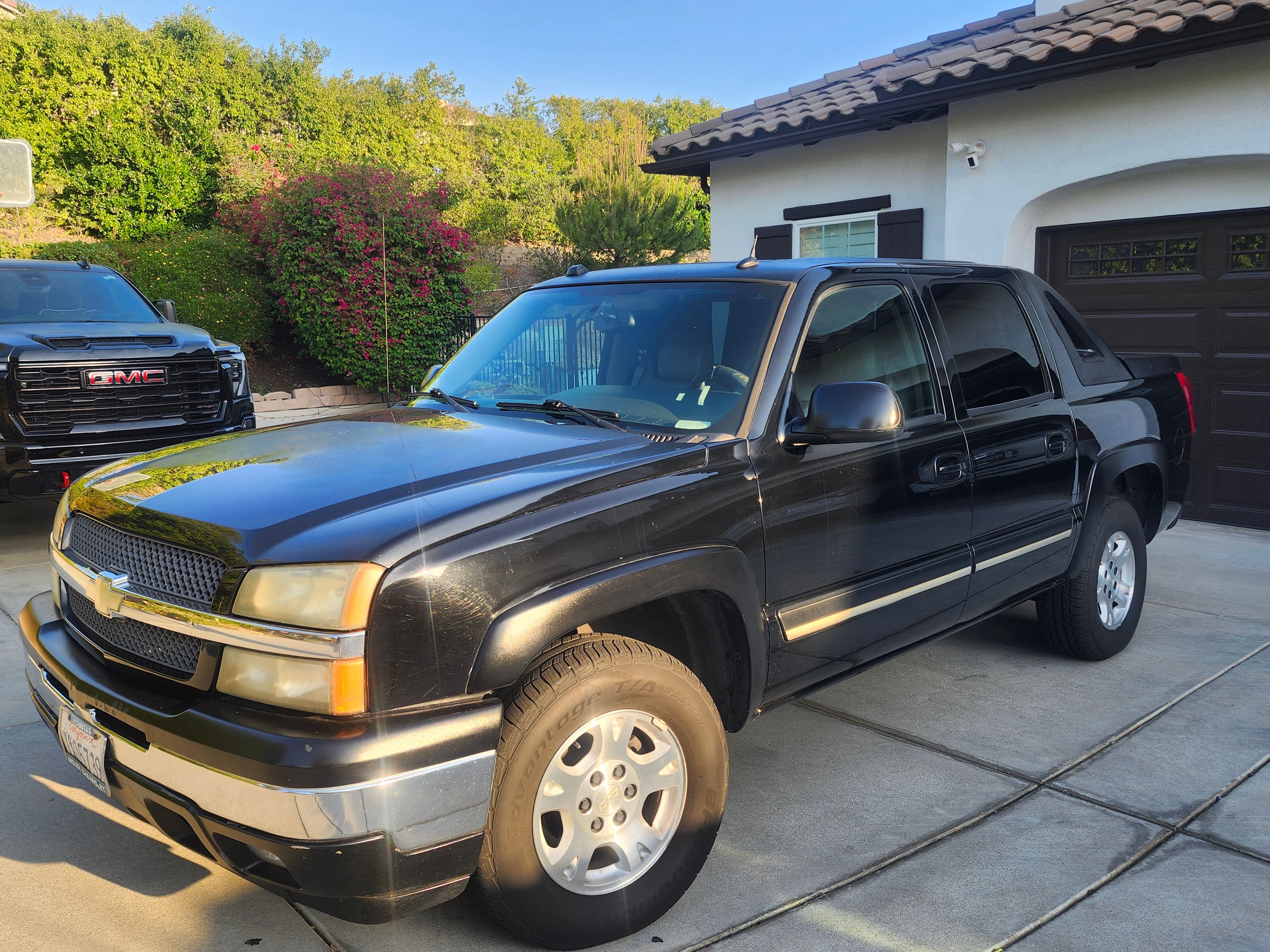 Used 2005 Chevrolet Avalanche Z71 w/ Sun And Sound Package AWD/4WD image 1