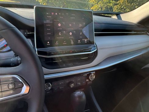 Used 2025 Jeep Compass Limited w/ Sun & Sound Group image 10