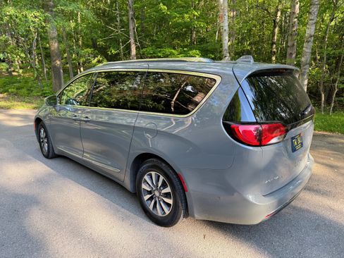 Used 2020 Chrysler Pacifica Limited w/ Advanced Safetytec Group FWD image 6