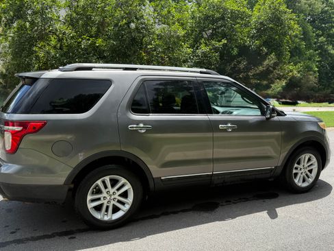 Used 2011 Ford Explorer XLT w/ 202A Rapid Spec Order Code FWD image 4
