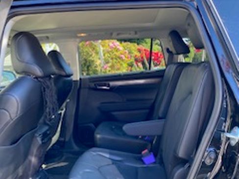 Used 2024 Toyota Highlander Platinum AWD/4WD image 11