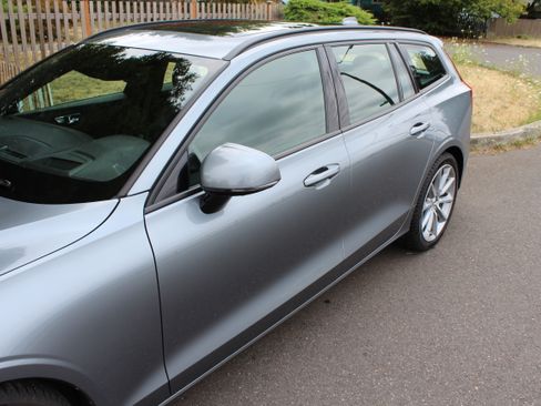 Used 2020 Volvo V60 T5 Momentum FWD image 9