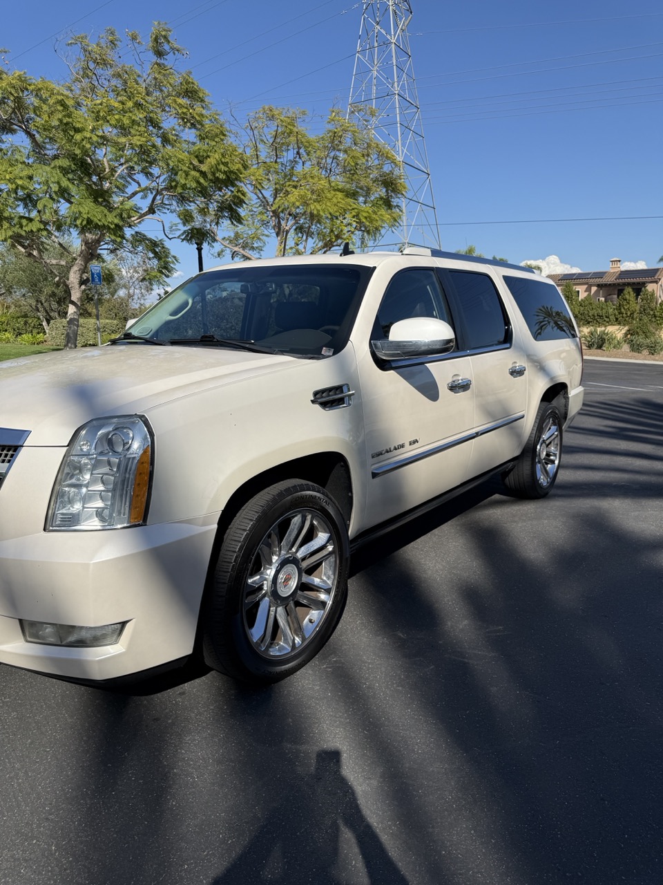 Used 2012 Cadillac Escalade ESV Platinum AWD/4WD image 2