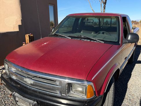 Used 1997 Chevrolet S10 Pickup LS w/ Preferred Equipment Group image 2