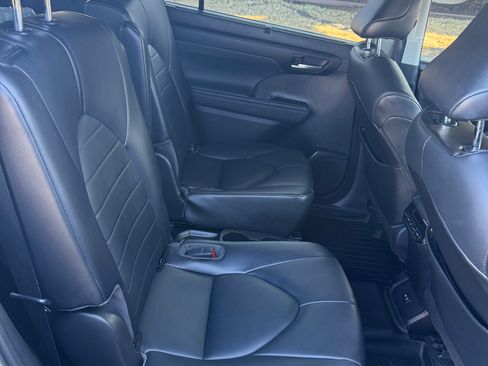 Used 2021 Toyota Highlander XLE FWD image 18
