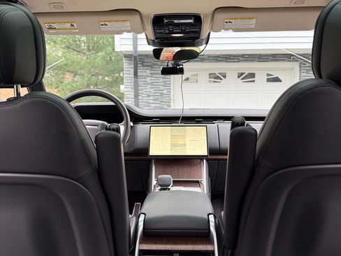 Used 2024 Land Rover Range Rover Long Wheelbase SE image 32