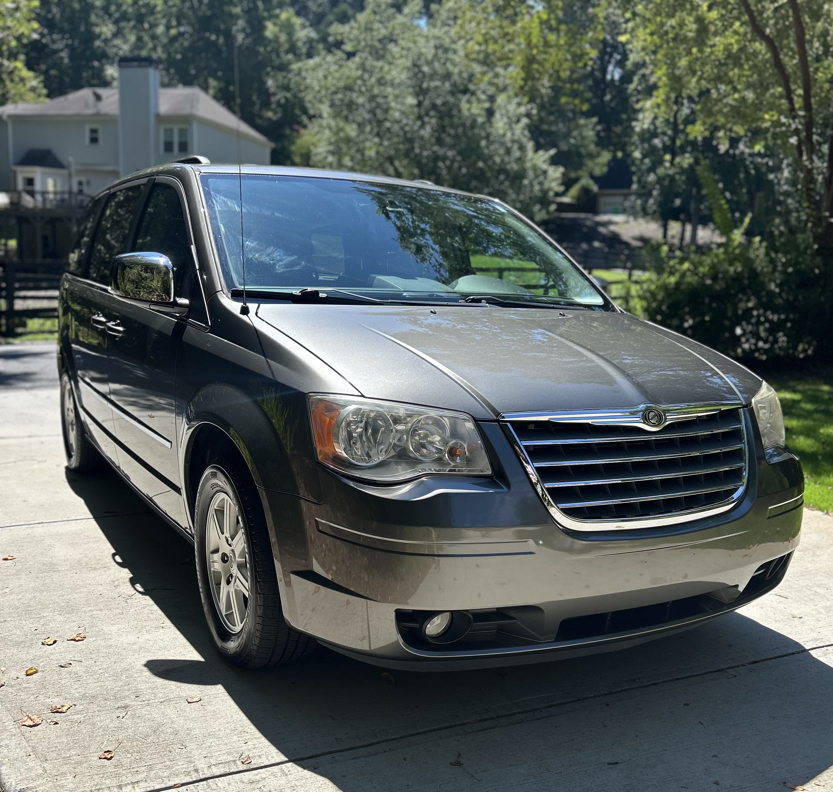 Used 2010 Chrysler Town & Country Touring Plus w/ Safetytec Group FWD image 5