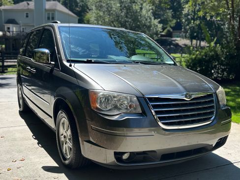Used 2010 Chrysler Town & Country Touring Plus w/ Safetytec Group FWD image 5