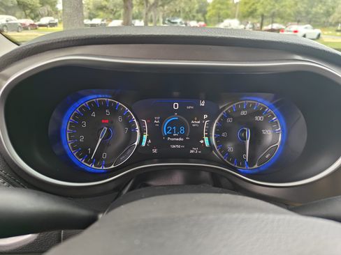 Used 2018 Chrysler Pacifica Limited w/ Tire & Wheel Group FWD image 2