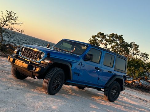 Used 2024 Jeep Wrangler Unlimited Sport AWD/4WD image 2