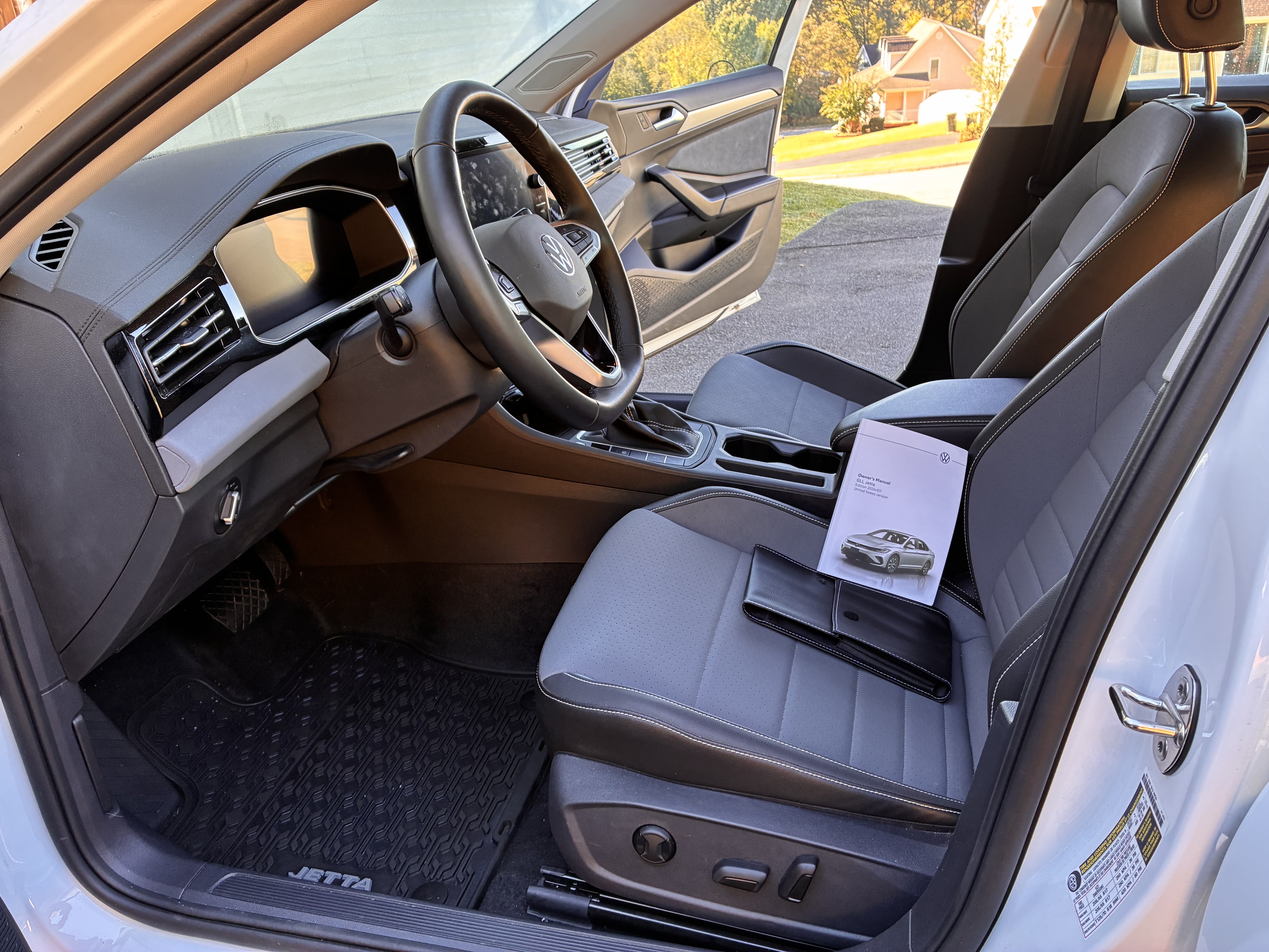 Used 2025 Volkswagen Jetta SE FWD image 13