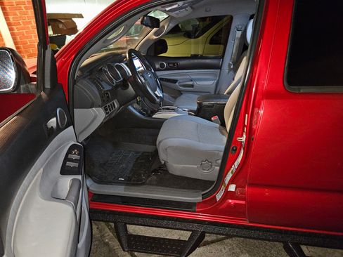 Used 2013 Toyota Tacoma PreRunner w/ SR5 Pkg image 23