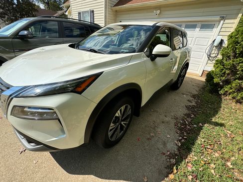 Used 2023 Nissan Rogue SV image 4