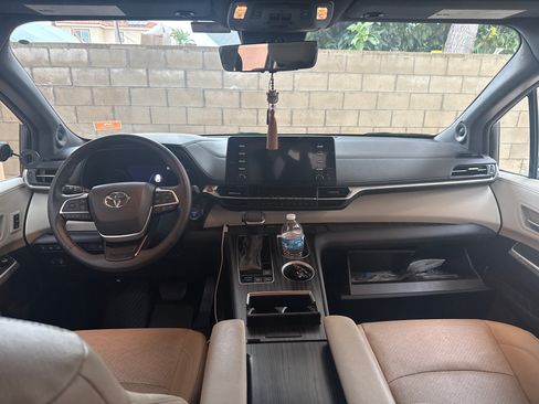 Used 2024 Toyota Sienna Limited image 7