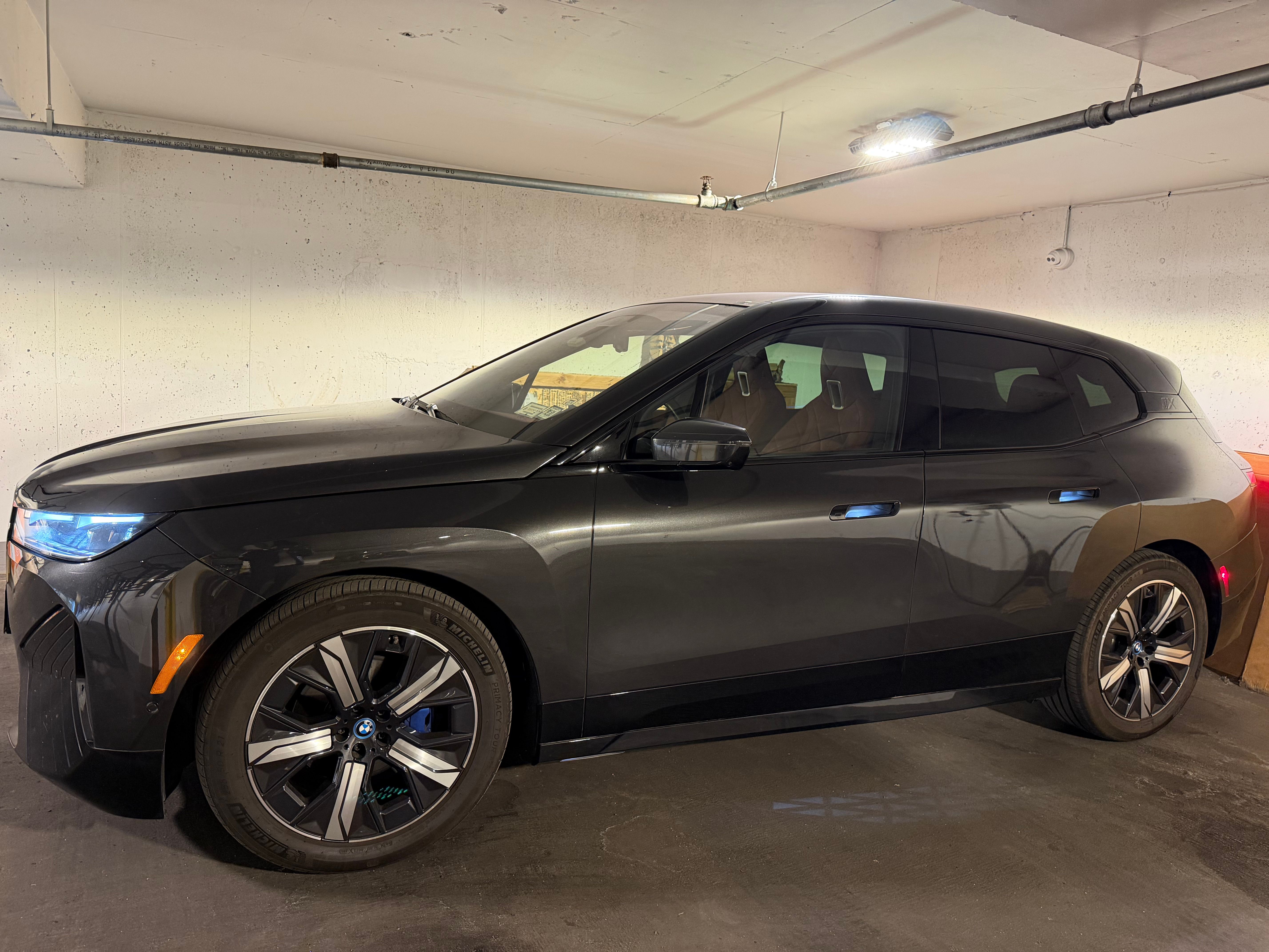 Used 2022 BMW iX xDrive50 w/ Premium Package AWD/4WD image 9