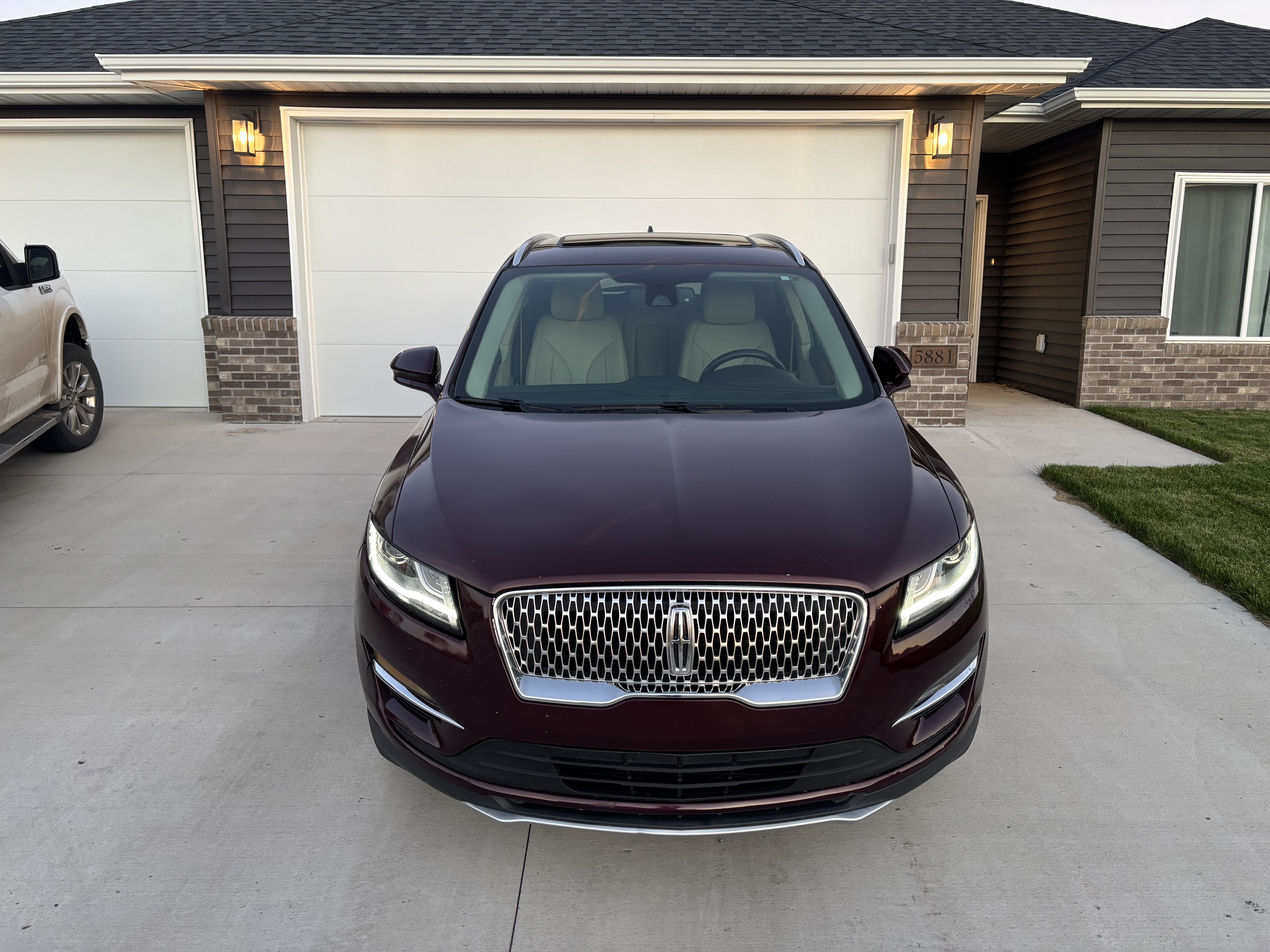 Used 2019 Lincoln MKC Select w/ Select Plus Package AWD/4WD image 2