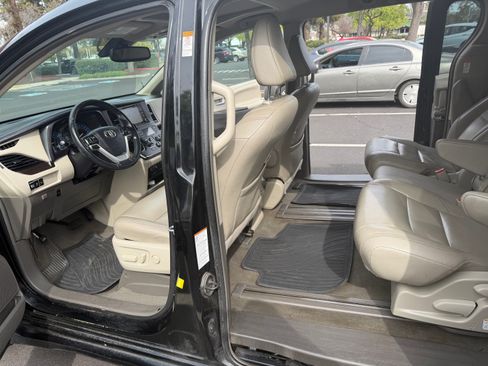 Used 2019 Toyota Sienna XLE image 8
