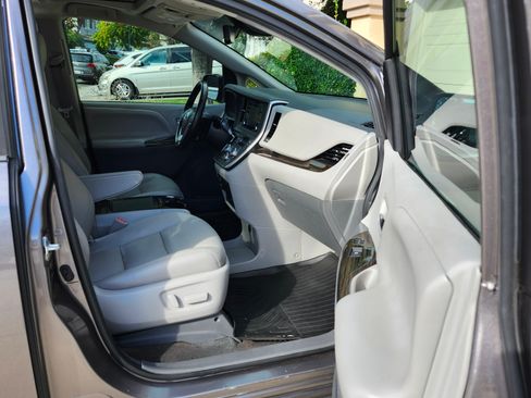 Used 2020 Toyota Sienna XLE Premium image 18