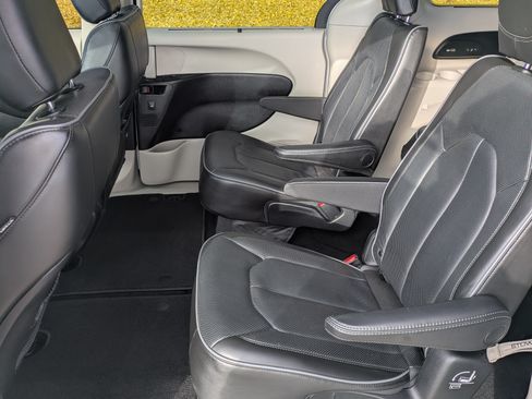 Used 2019 Chrysler Pacifica Limited image 14