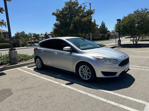 Used 2018 Ford Focus SE image 2