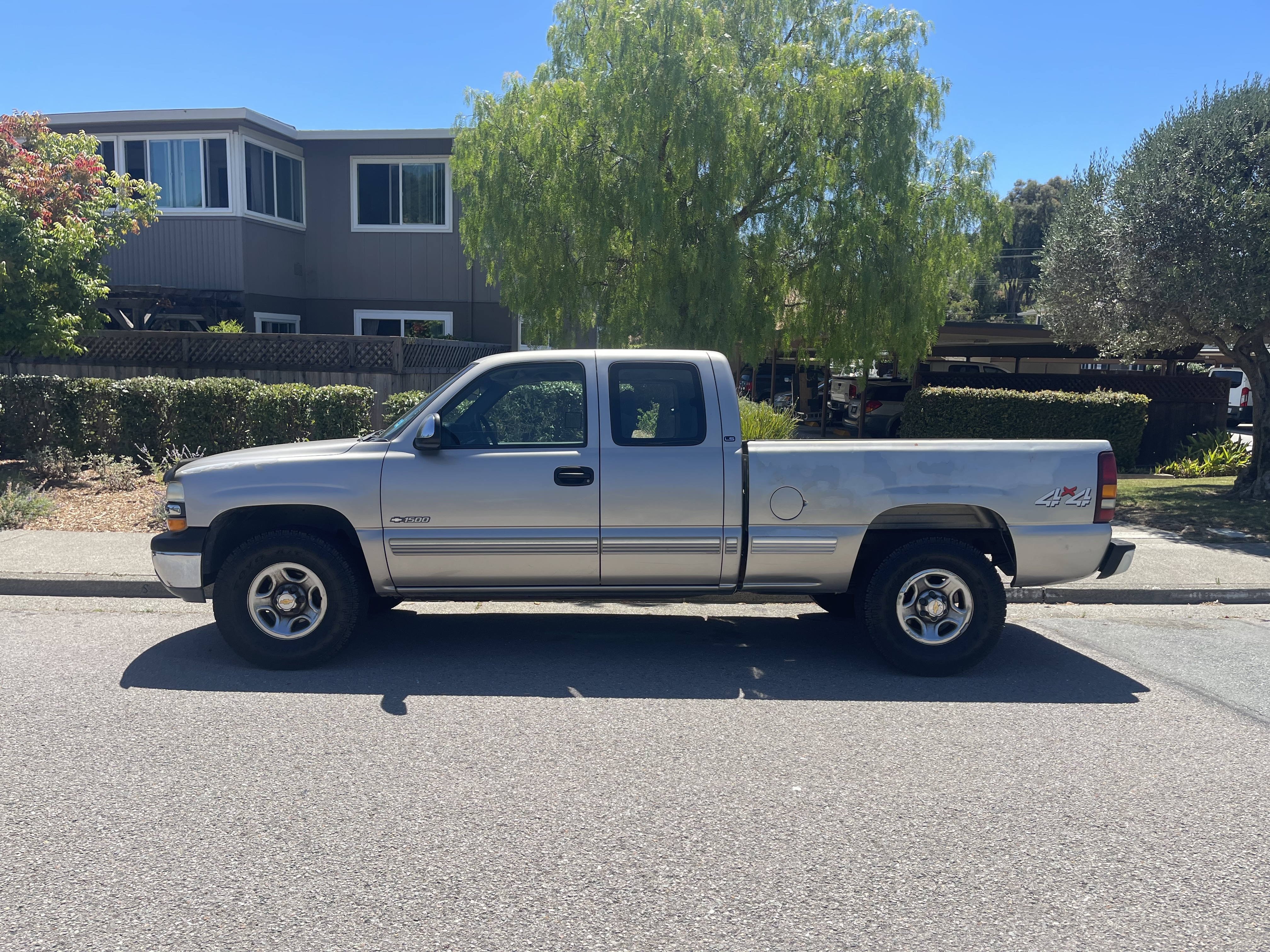 Used 2000 Chevrolet Silverado 1500 LS AWD/4WD image 1