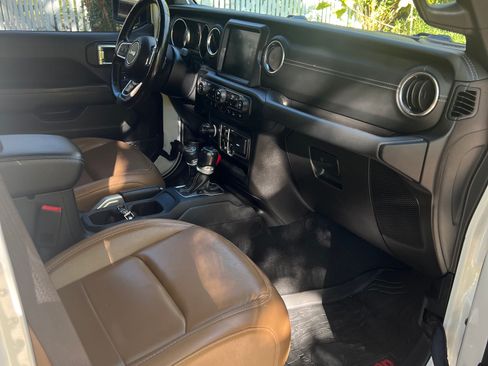 Used 2020 Jeep Gladiator Overland image 9