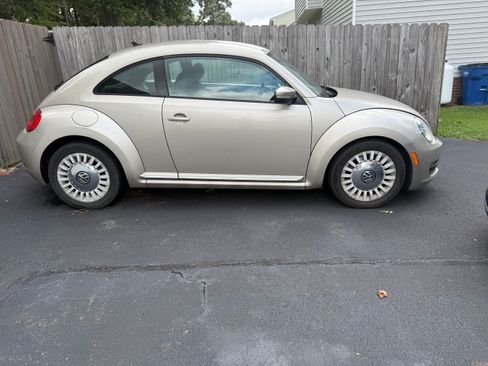 Used 2014 Volkswagen Beetle 2.5 FWD image 2