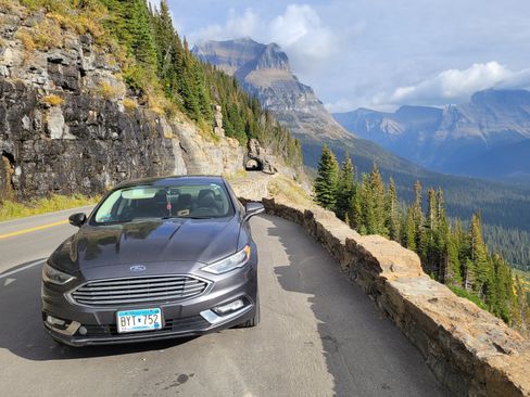 Used 2017 Ford Fusion SE w/ Equipment Group 202A image 2