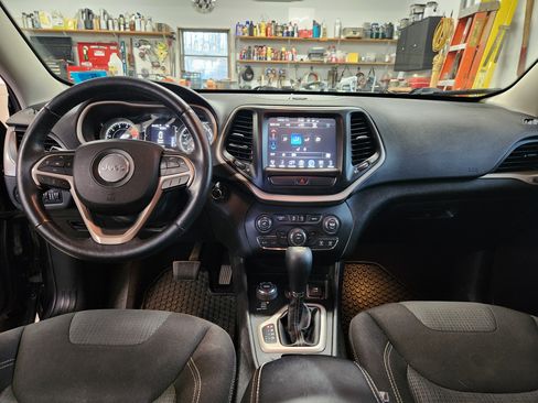 Used 2017 Jeep Cherokee Latitude w/ Cold Weather Group image 13