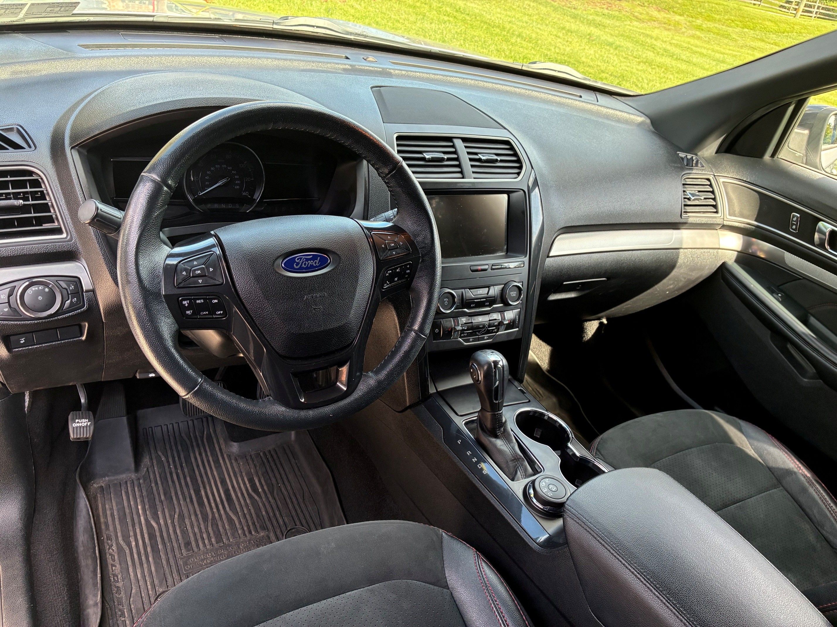 Used 2019 Ford Explorer XLT w/ Equipment Group 202A AWD/4WD image 9