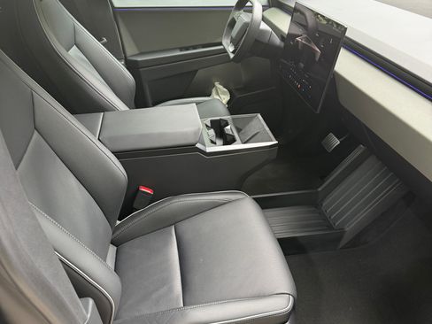 Used 2025 Tesla Cybertruck AWD Crew Cab image 19