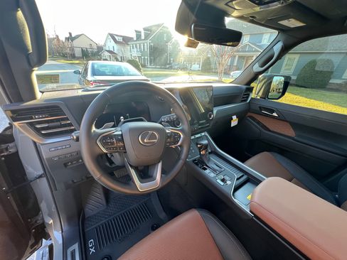 Used 2025 Lexus GX 550 w/ Accessory Package (2T) image 11