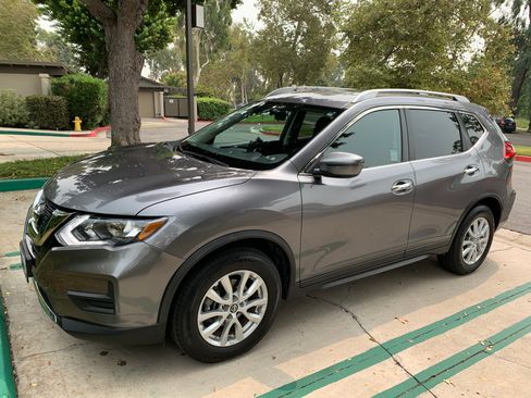 Used 2017 Nissan Rogue SV image 2