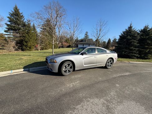 Used 2013 Dodge Charger SXT image 1