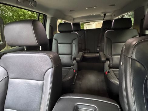 Used 2020 Chevrolet Suburban LT w/ Luxury Package image 10