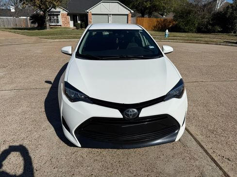 Used 2017 Toyota Corolla LE image 2