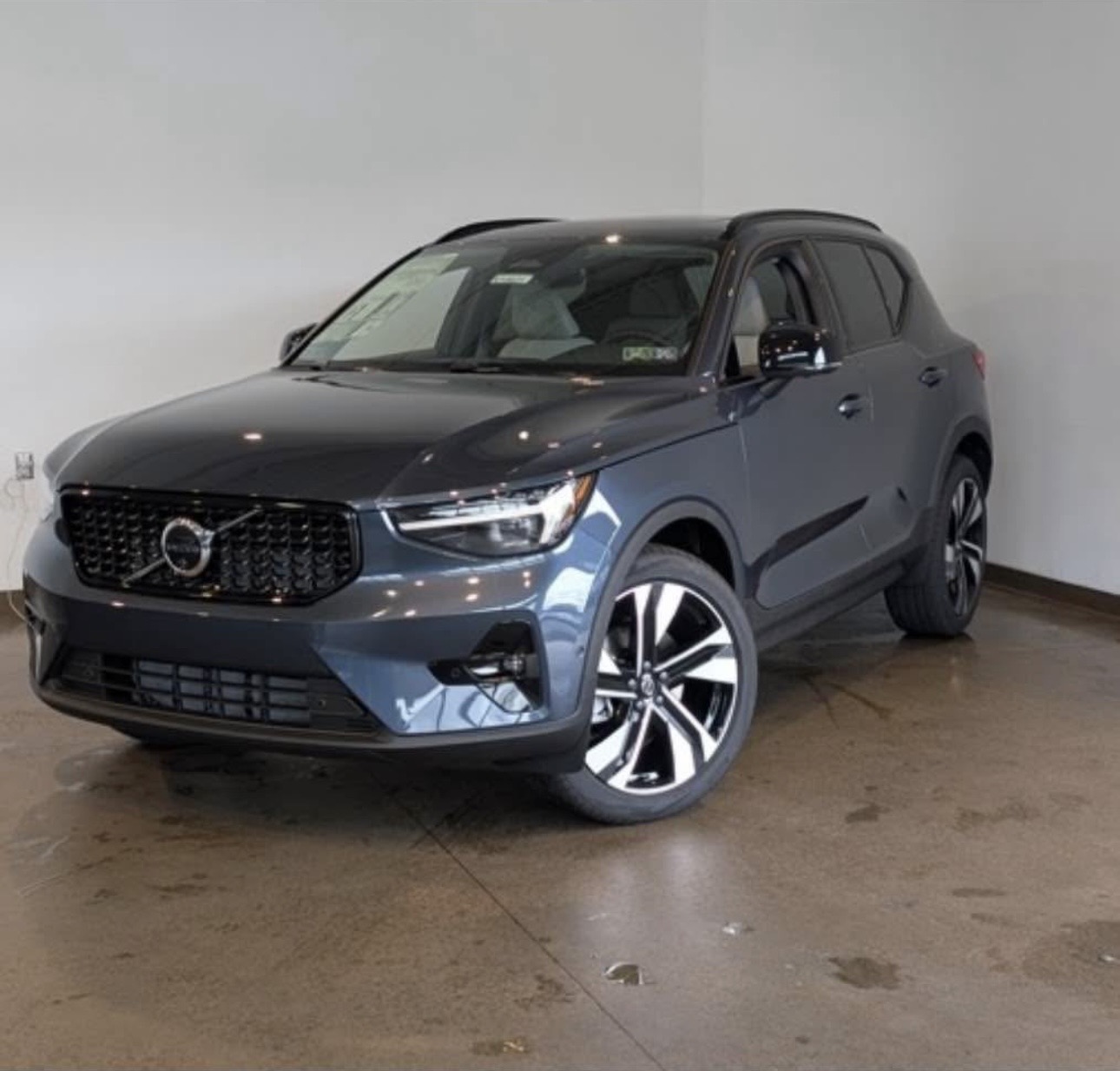 Used 2021 Volvo XC40 T5 Momentum w/ Premium Package AWD/4WD image 1