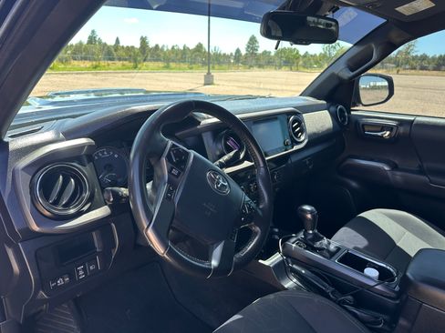 Used 2018 Toyota Tacoma TRD Sport w/ Technology Package AWD/4WD image 10