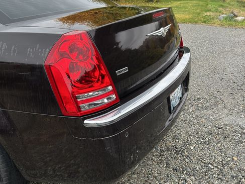 Used 2010 Chrysler 300 C w/ Luxury Group II image 5