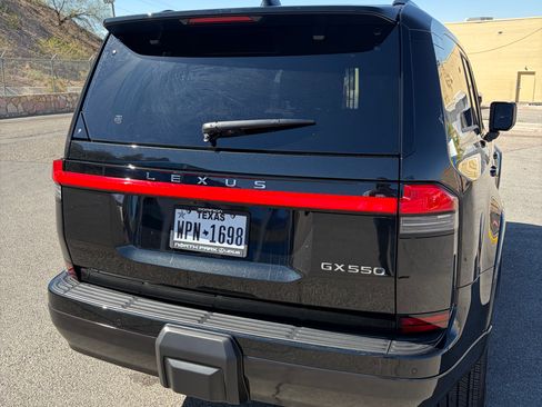 Used 2025 Lexus GX 550 w/ Accessory Package (Z1) image 11