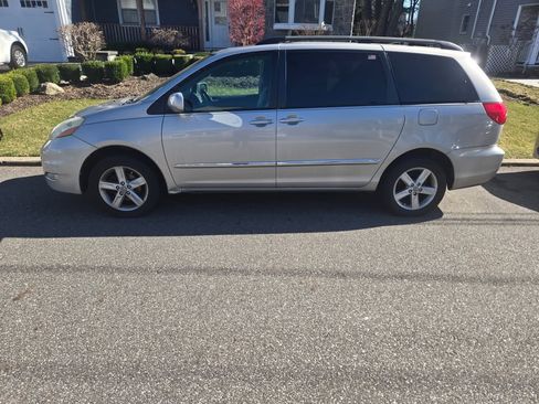 Used 2006 Toyota Sienna XLE Limited image 1