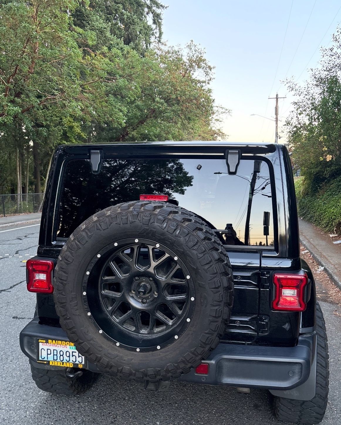 Used 2018 Jeep Wrangler Unlimited Sahara w/ Uconnect 4C Nav & Sound Group AWD/4WD image 5