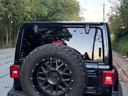 Used 2018 Jeep Wrangler Unlimited Sahara w/ Uconnect 4C Nav & Sound Group AWD/4WD image 5