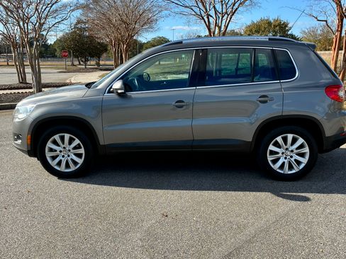 Used 2010 Volkswagen Tiguan SE image 8