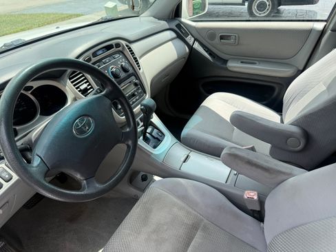 Used 2005 Toyota Highlander 2WD V6 w/ 3rd Row image 11